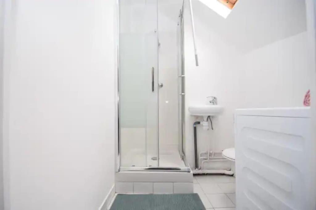 Disponible - Appartement Entier - 10Mn Rer B Aeroport Cdg - Paris Gare Du Nord, T11 Express, Le Bourget, Tout Equipe, Netflix Gratuit, 3 Personnes, 4Eme Etage, Escaliers, Parc Des Expositions, Parking Rue Gratuit Apres 19H Drancy Bagian luar foto