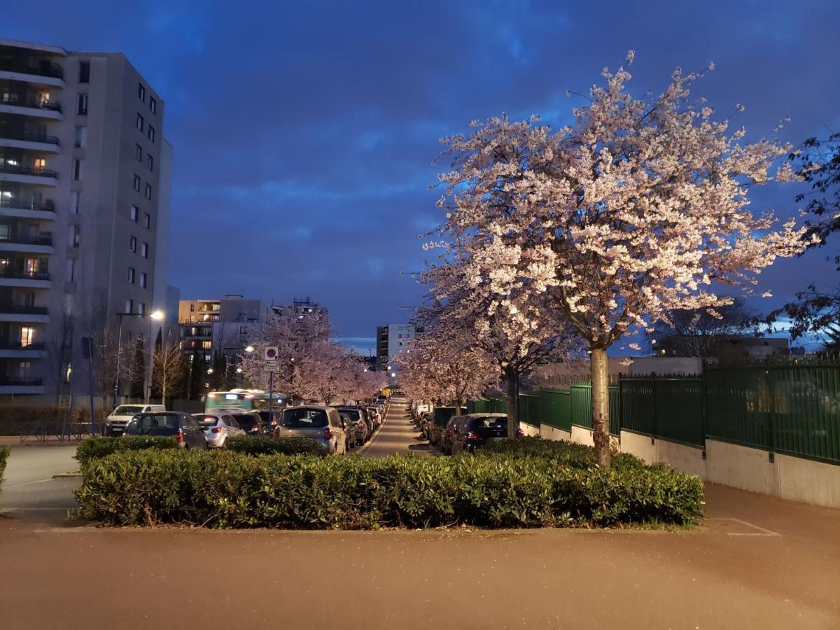 Disponible - Appartement Entier - 10Mn Rer B Aeroport Cdg - Paris Gare Du Nord, T11 Express, Le Bourget, Tout Equipe, Netflix Gratuit, 3 Personnes, 4Eme Etage, Escaliers, Parc Des Expositions, Parking Rue Gratuit Apres 19H Drancy Bagian luar foto