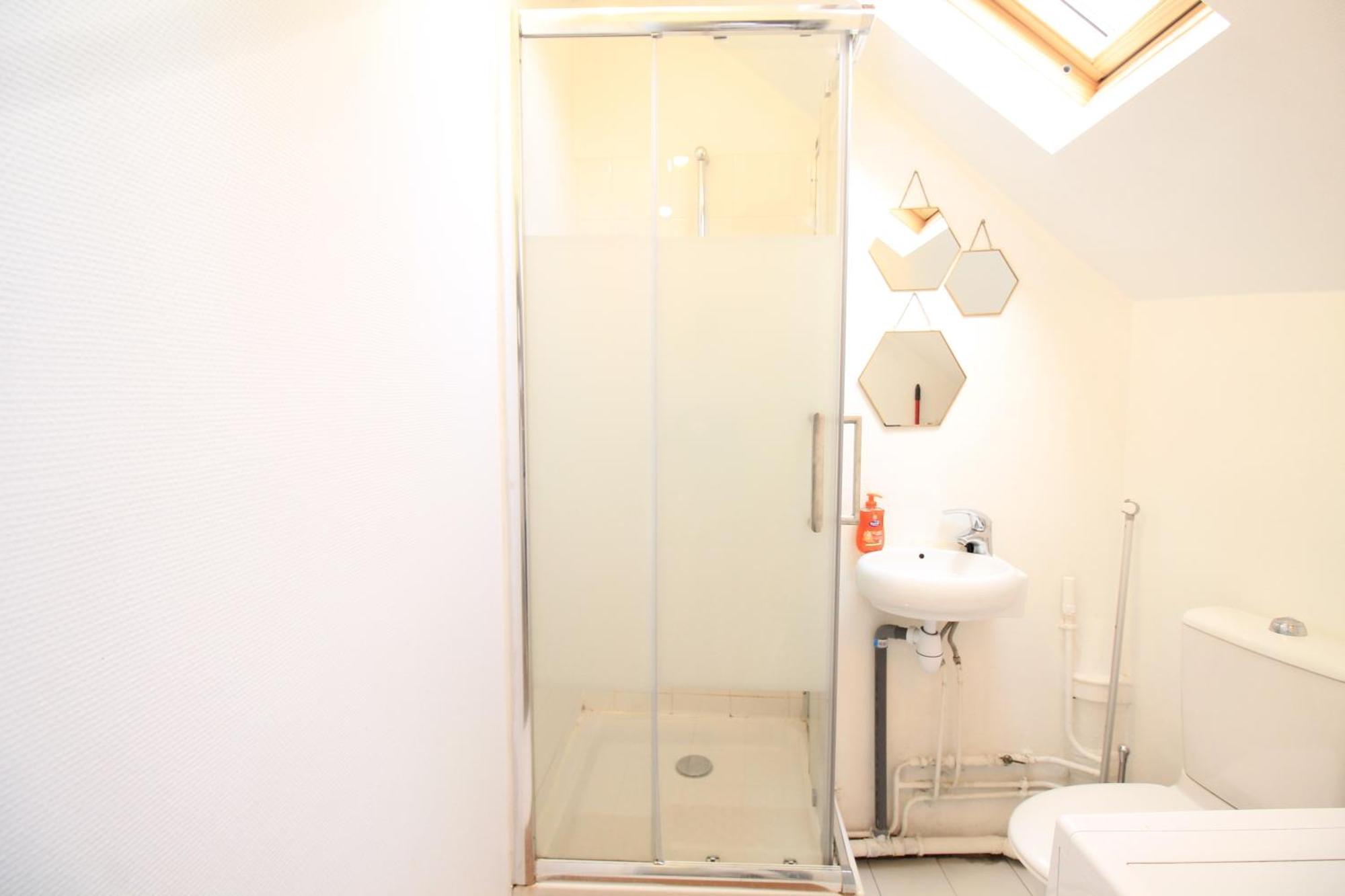 Disponible - Appartement Entier - 10Mn Rer B Aeroport Cdg - Paris Gare Du Nord, T11 Express, Le Bourget, Tout Equipe, Netflix Gratuit, 3 Personnes, 4Eme Etage, Escaliers, Parc Des Expositions, Parking Rue Gratuit Apres 19H Drancy Bagian luar foto